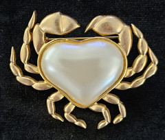 Vtg Lot Gold Tone Nautical Charm Bracelet Sea Turtle & Faux Pearl Crab Brooch