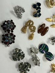 30 Pr Vintage Clip-on/Screw Back Earrings Signed & Unsigned MMA 2 SISTER TRIFARI