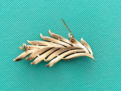 Crown Trifari Leaf Pin Brooch Vintage Brushed Textured Gold Tone 1.25″ X 2.75″