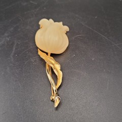 Vin 2.5 in Retro Flower Brooch Gold Tone Cream Colored Rose Hard Plastic