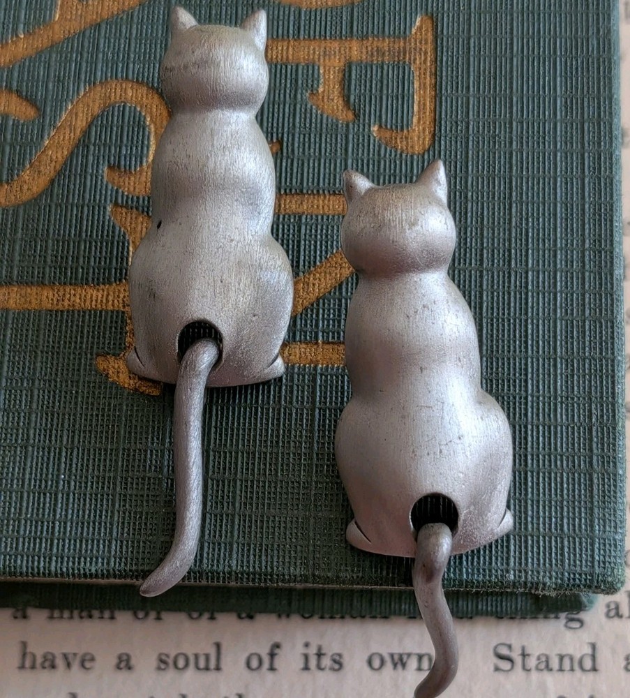 Vtg JJ Dangling Tail Articulated Kitty Cat Kitten Post Earrings Brushed Metal