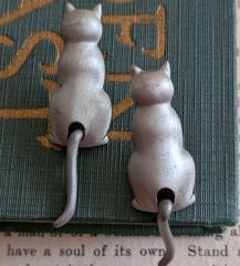 Vtg JJ Dangling Tail Articulated Kitty Cat Kitten Post Earrings Brushed Metal