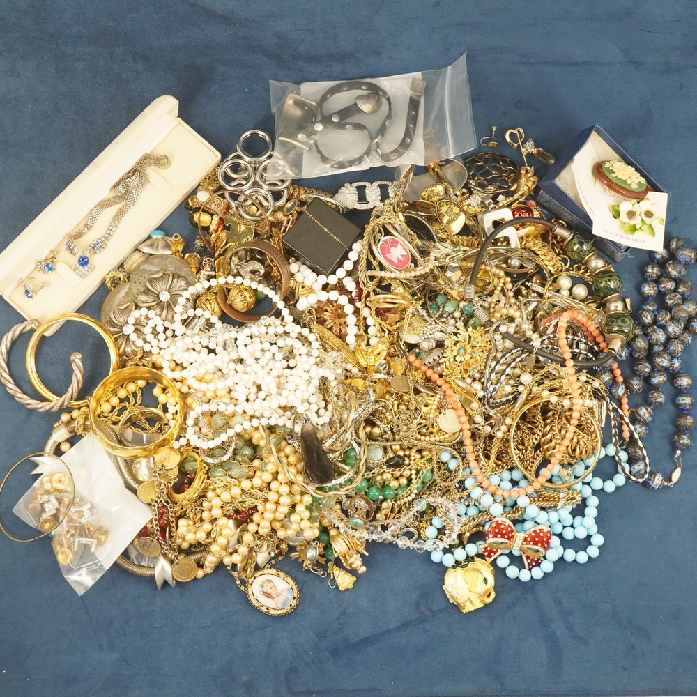 10lb Lot of Assorted Costume Jewelry, Modern & Vintage Much Wearable