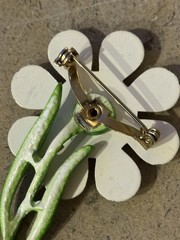 Flower on Stem Daisy Enamel Vintage Pin Brooch Metal J-398