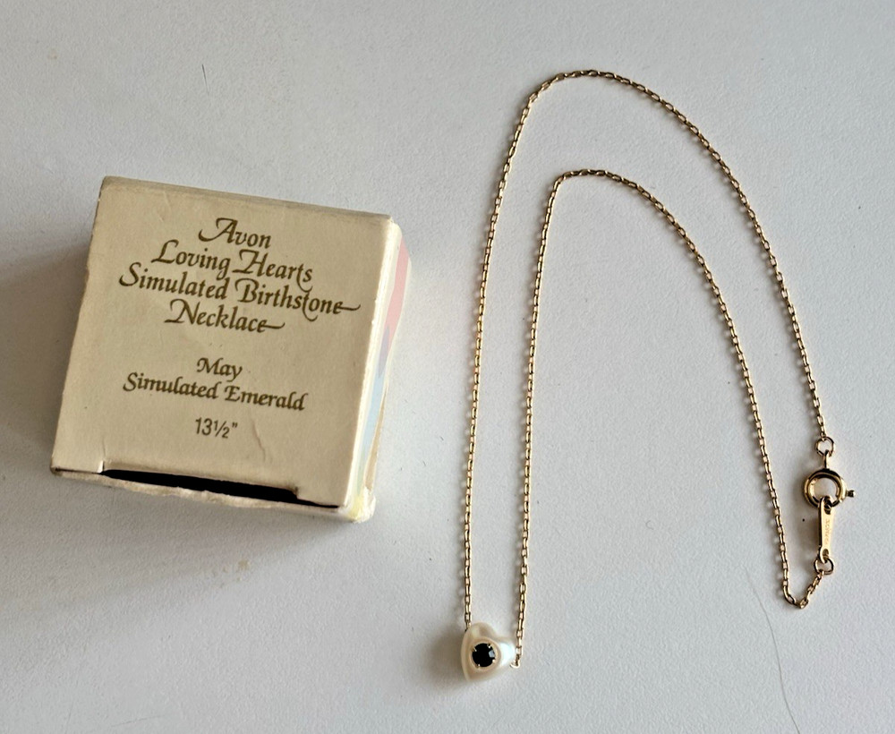 1986 Avon Necklace Loving Heart Simulated Emerald Peal Pendant orig box 13.5″
