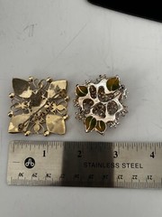 Vintage Lot of 2 Brooch Pins Flowers Enamel One is LC Liz Claiborne JD72