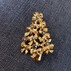 Vintage Avon Christmas Tree Pin — Brooch