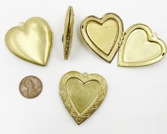 VINTAGE BRASS HEART VICTORIAN SCROLL FRAME INSET CENTER 43mm LOCKET PENDANT 5298
