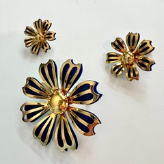 Large Vtg 1960s Gold Tone Navy Blue Enamel Flower Brooch Pin Earrings Set NICE!!