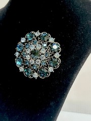 VTG STYLE DOMED 1.75”D BROOCH PIN SILVER TONE BLUE SAPPHIRE BLUE RHINESTONES