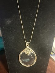 VTG Gold Tone Magnifying Glass Necklace Floral Accent Plastic Pendant 24″ Chain