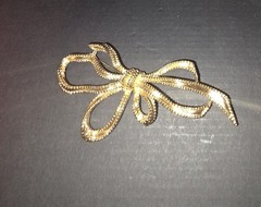 Vintage Trifari Large Gold Tone Ribbon Brooch Bow