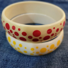 Lot of 2 Vintage Avon Plastic Polka Dot Bangle Bracelet Set – Yellow, Red