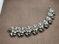 Vintage 1950’s-1960’s? Rhodium Plated Flower Plaque Link 7″ Costume Bracelet
