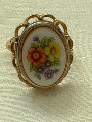 1975 Avon French Flowers Locket Ring • Goldtone • Hinged Poison Ring • Size 5