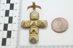 GOOD QUALITY VINTAGE ENGLISH GOLD & SILVER MASONIC ORB / CROSS FOB CHARM