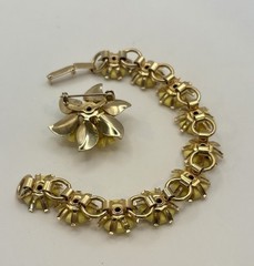 Vintage Signed Coro Yellow Thermoset Flower Bracelet & Brooch Set Rhinestone