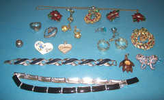 MIXED LOT OF VINTAGE COSTUME JEWELRY