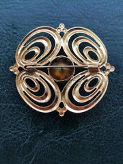 Vintage Starburst Round Gold Tone Brooch Glass Crystal Rhinestone Pin 1970