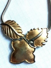 “Omni” Vintage Gold Tone Necklace 14 Inches Leaf 2.5″ Wide As Pictured – VM17