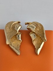 VINTAGE GOLD-PLATED TEXTURED POLISHED CLIMBER LEAF DESIGN CLIP-ON EARRINGS☆1.25