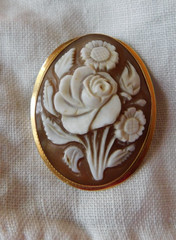 Vintage Carved Cameo 18KT Gold Floral Brooch Pendant Flower Oval Pin 750