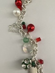 VINTAGE CHRISTMAS Red & Green Bead & Charms Festive Silver Tone Chain Necklace