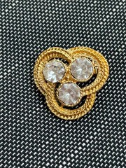 Gold tone brooch with large rhinestones – Vintage Pin