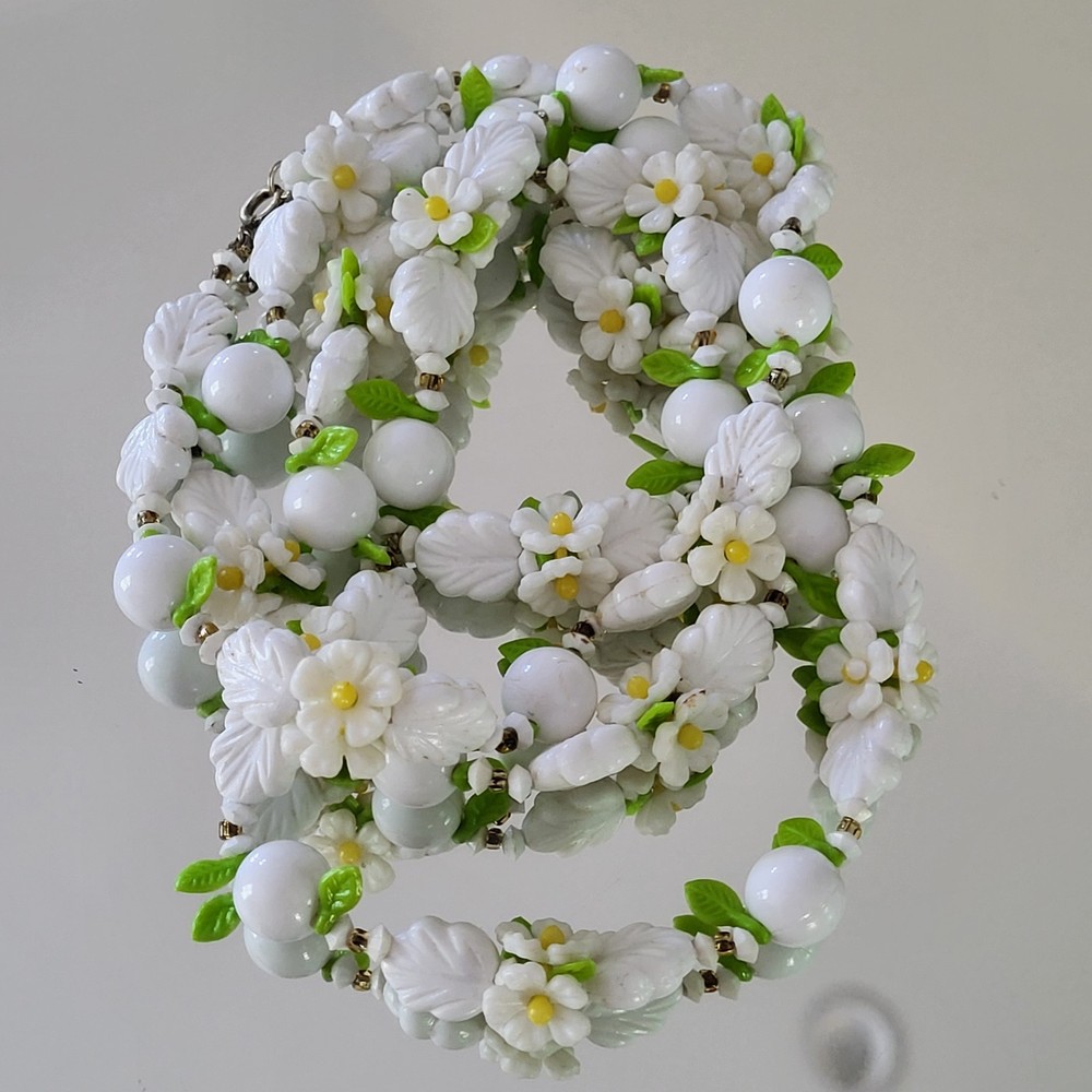 1950’S VINTAGE PLASTIC/LUCITE DAISIES 43″ NECKLACE.