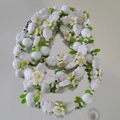 1950’S VINTAGE PLASTIC/LUCITE DAISIES 43″ NECKLACE.