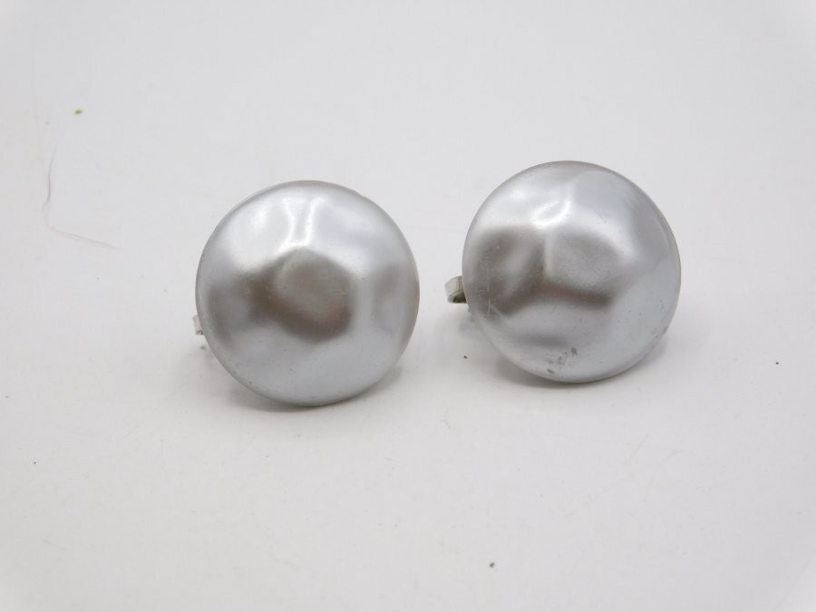 J595-VINTAGE CLIP EARRINGS~SILVER TONE~BUTTON STYLE~CLASSIC~3/4″ WIDE