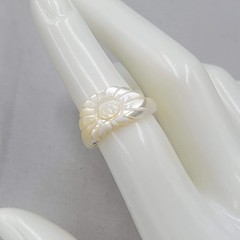 Vintage Carved Mother of Pearl Flower Ring Size 6