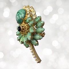 Vintage JULIANA BOOK PIECE 1965 Jade RHINESTONE Gold Filigree BROOCH Pin D&E