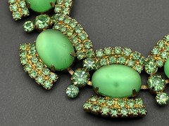 Vtg Mint-Green Cabochon & Rhinestone Unsigned Bracelet Gold Tone 5-Link Safety