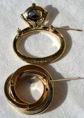 Engagement Ring Clear Rhinestone Gold Tone Brooch 3 Ring Circle Pin vtg