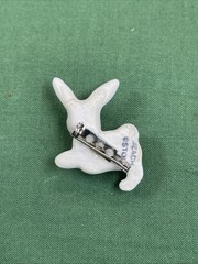 Beachstone Vintage Ceramic Bunny Rabbit Brooch White Unisex Adults *Repaired Ear