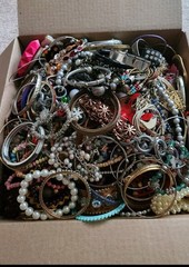 15 Pounds Jewelry Costume Vintage Mix LBS necklaces bracelets pins rings lbs