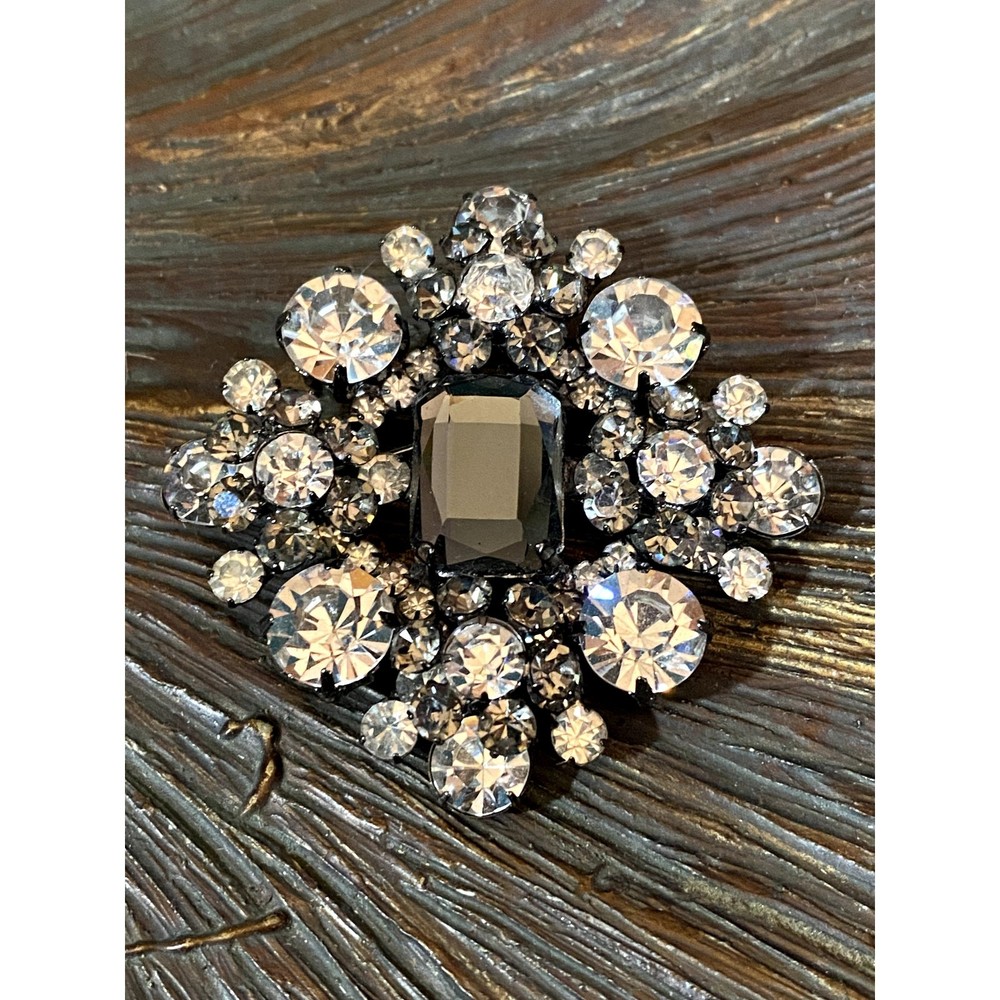 JULIANA D & E DELIZZA & ELSTER CLEAR RHINESTONES AND A SMOKEY COLOR BROOCH