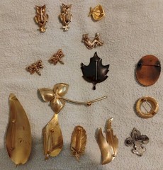 Lot of 15 Vintage Beauty/Fashion Mostly Goldtone Brooches 1960s – 1980s READ