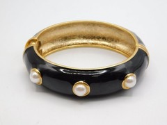 J748-VINTAGE BRACELET~CLAMP STYLE~BLACK/FAUX PEARLS~GOLD TONE~FITS 7″ WRIST
