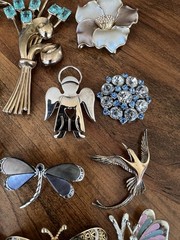 Spectacular lot of assorted vintage brooches