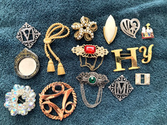 Jewelry Vintage Lot of Brooch Items-Nice Selection-Lot M