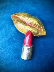 Amazing Graphic Pop Art Golden Lips & Red Lipstick Vintage Brooch