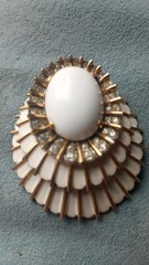 Signed Rare Vintage JOMAZ Scallop? Enameled Goldtone Rhinestone Inset Brooch
