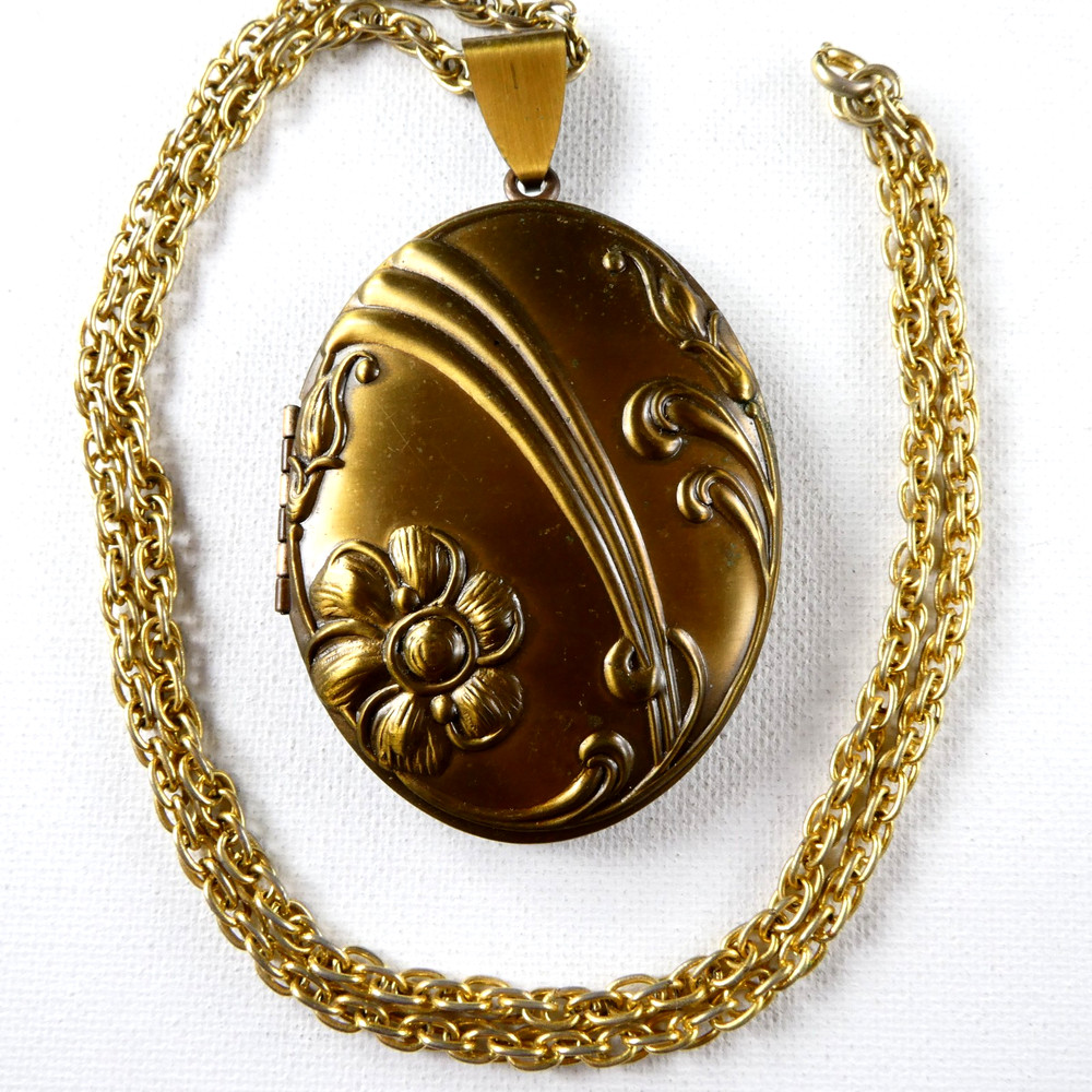 Pretty Brass Toned Picture Locket LARGE Floral Design 22″ Chain Gold Tone 2.5″