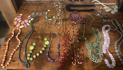 Over 9 Pounds Of Over 71 Individual Necklaces That Are Mostly Beaded And Vintage