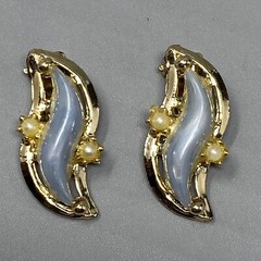 VTG Dangle Drop Earrings Clip On Blue Acrylic Faux Mini Pearl Gold Tone Wavy