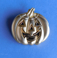 Brooch / Pin : Jack-O-Lantern – Gold tone pumpkin – Casual Corner