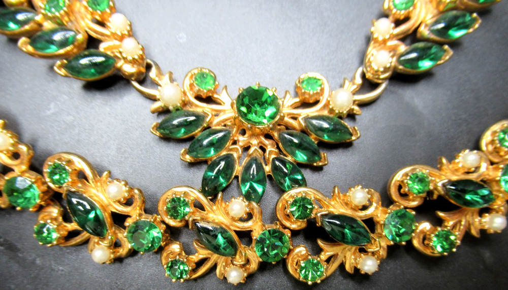 FLORENZA Beautiful Green Rhinestone Faux Pearl Necklace Bracelet Set