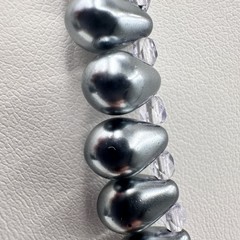 Vintage 80s 90s Elegant Silver Tone Teardrop Pearl-Style Beaded Necklace Jewelry